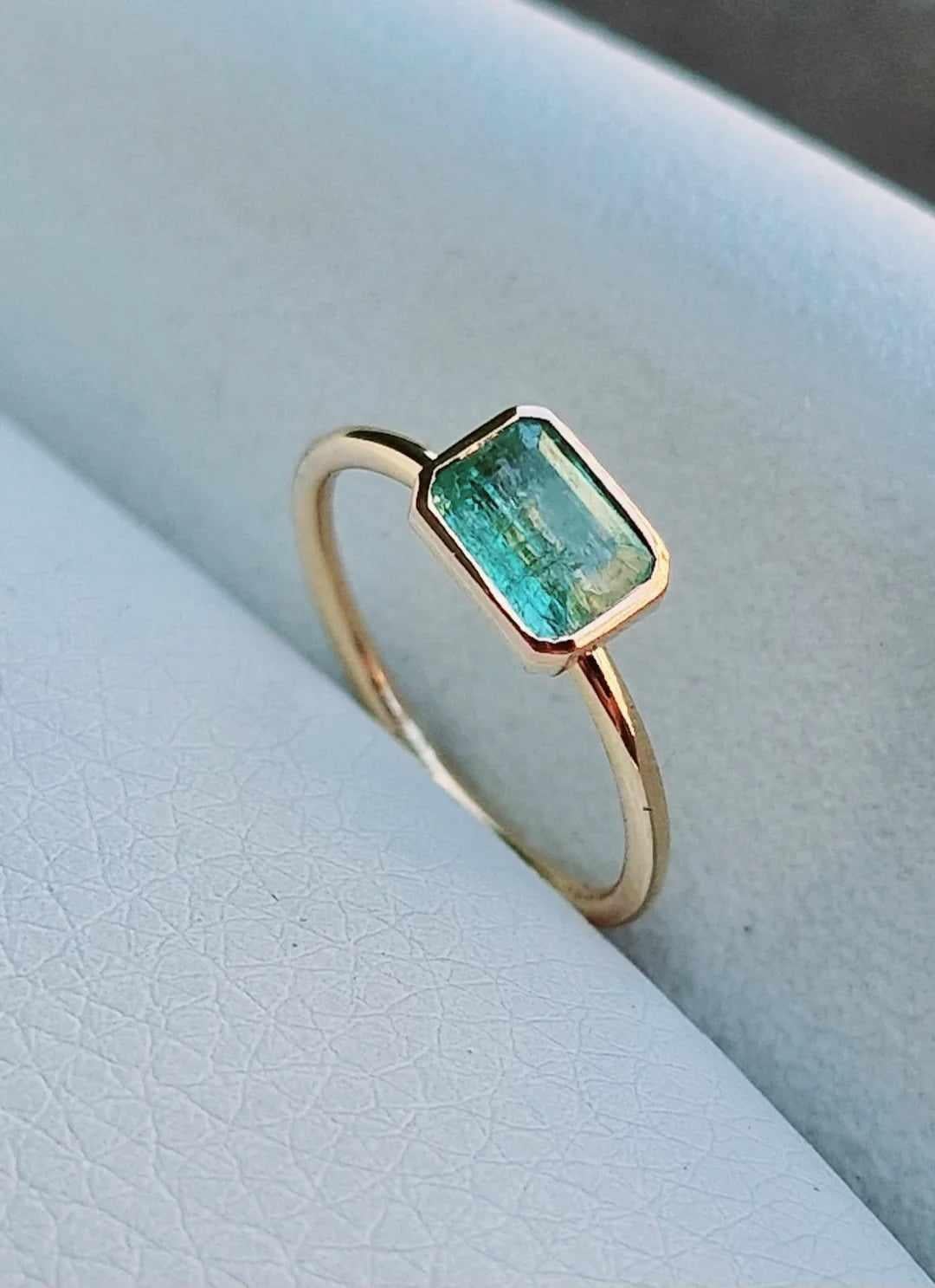 Women's or Men's 1.3 Cts Muzo Natural Emerald 14 ct. Peach Gold Ring For Sale