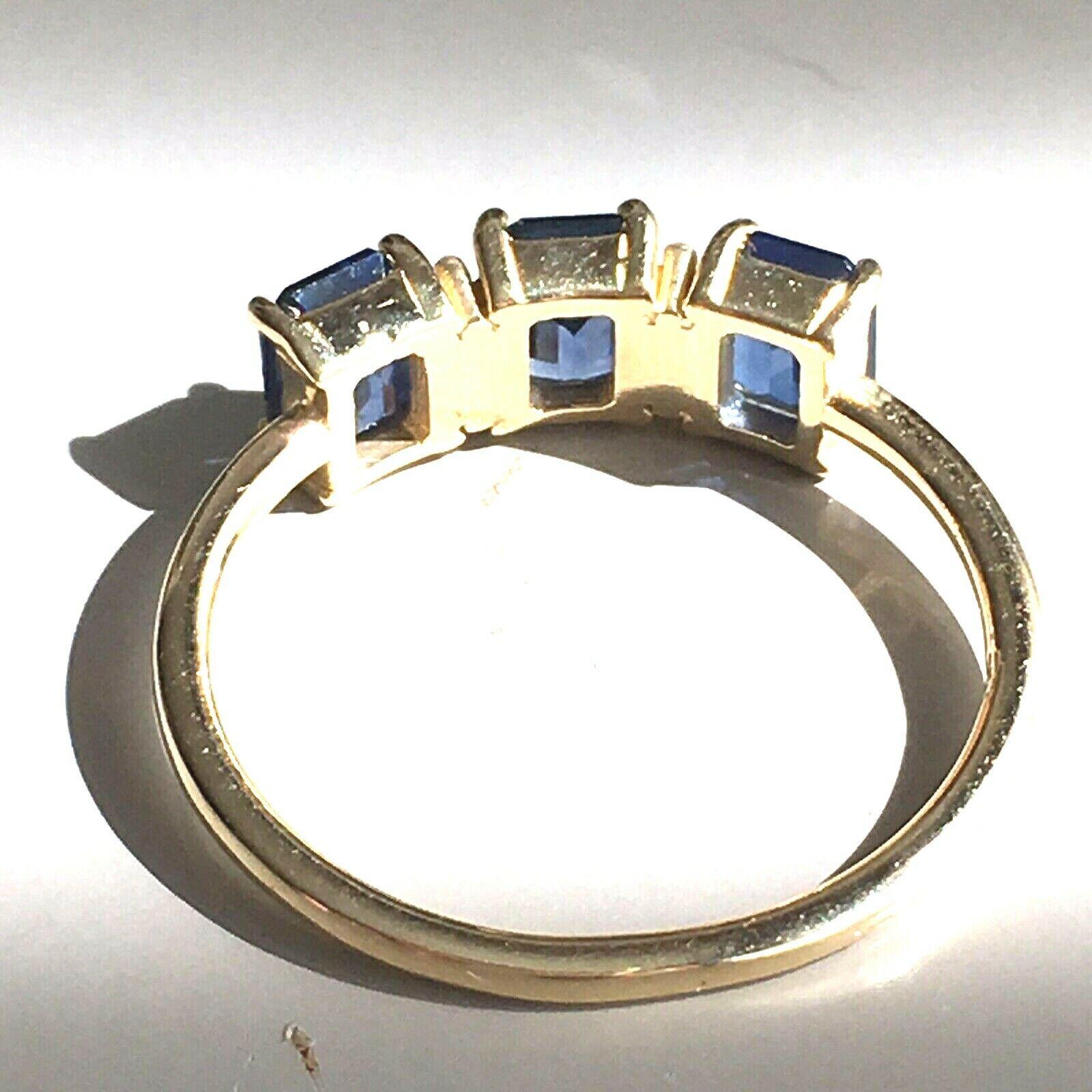Trio Smaragdschliff Natürlicher Blauer Saphir & Diamant Ring
Drei natürliche blaue Saphire 4 mm von 5 mm Smaragdschliff Gesamtgewicht von 1,3 Karat, 4 Vollschliff-Diamanten mit einem Gesamtgewicht von 0,04 Karat von ungefähr Farbe und Klarheit G-H