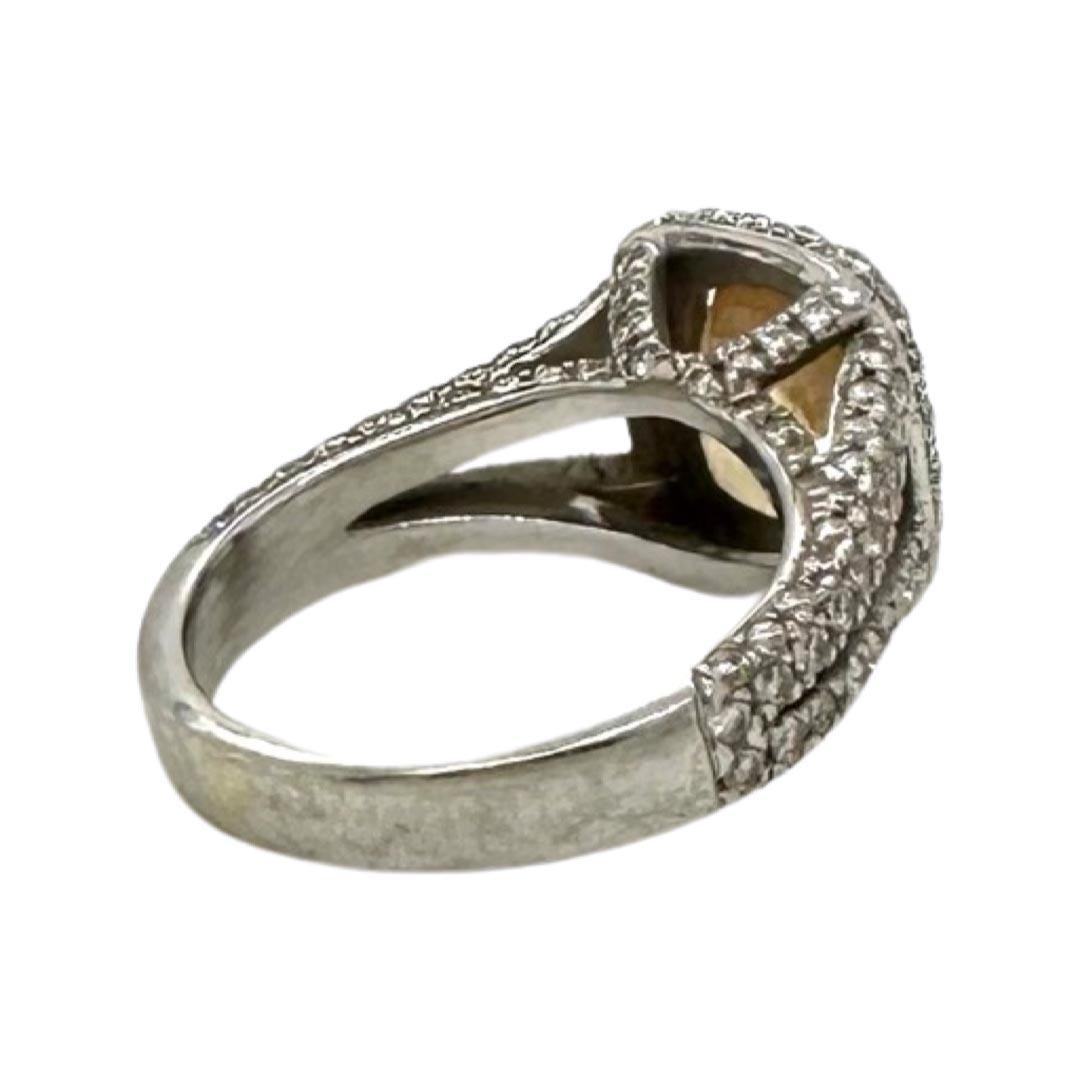 Stil: Verlobungsring 

Metall: Weißgold 

Metallreinheit: 18K

Mittelstein: 1 Saphir im Kissenschliff

Karatgewicht des Mittelsteins: ca. 1,3 Karat

Seitensteine:  84 Diamanten mit rundem Brillantschliff (ca. 0,6ct)

Ringgröße: 5.25 (kann angepasst