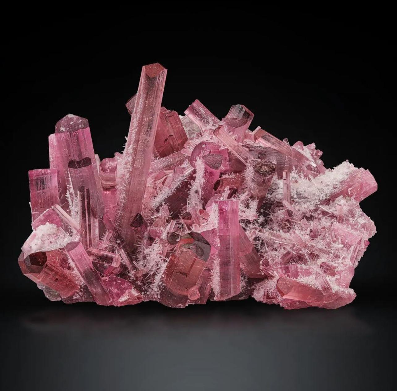 Informations sur le produit :

Nom du spécimen : Cristaux de tourmaline

Poids : 13 gramme

Dimensions : H : 2,8 x L : 4 x P : 3 cm : H : 2,8 x L : 4 x P : 3 cm

Traitement : Aucun

Origine : Mine Paprok, province du Nuristan, Afghanistan