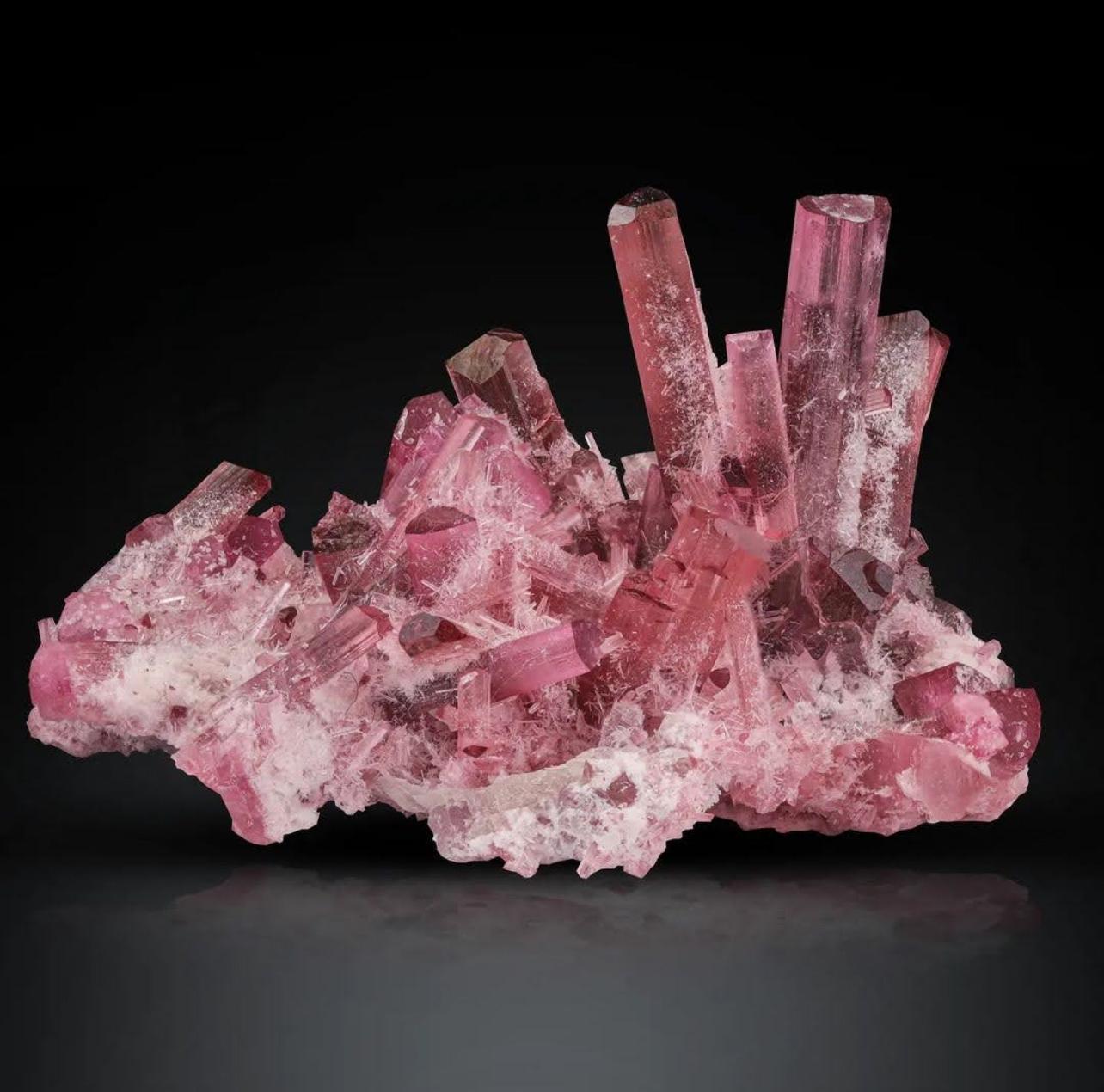 American Craftsman Cluster de cristaux de tourmaline rose rubis de 13 grammes sur matrice d'Afghanistan en vente