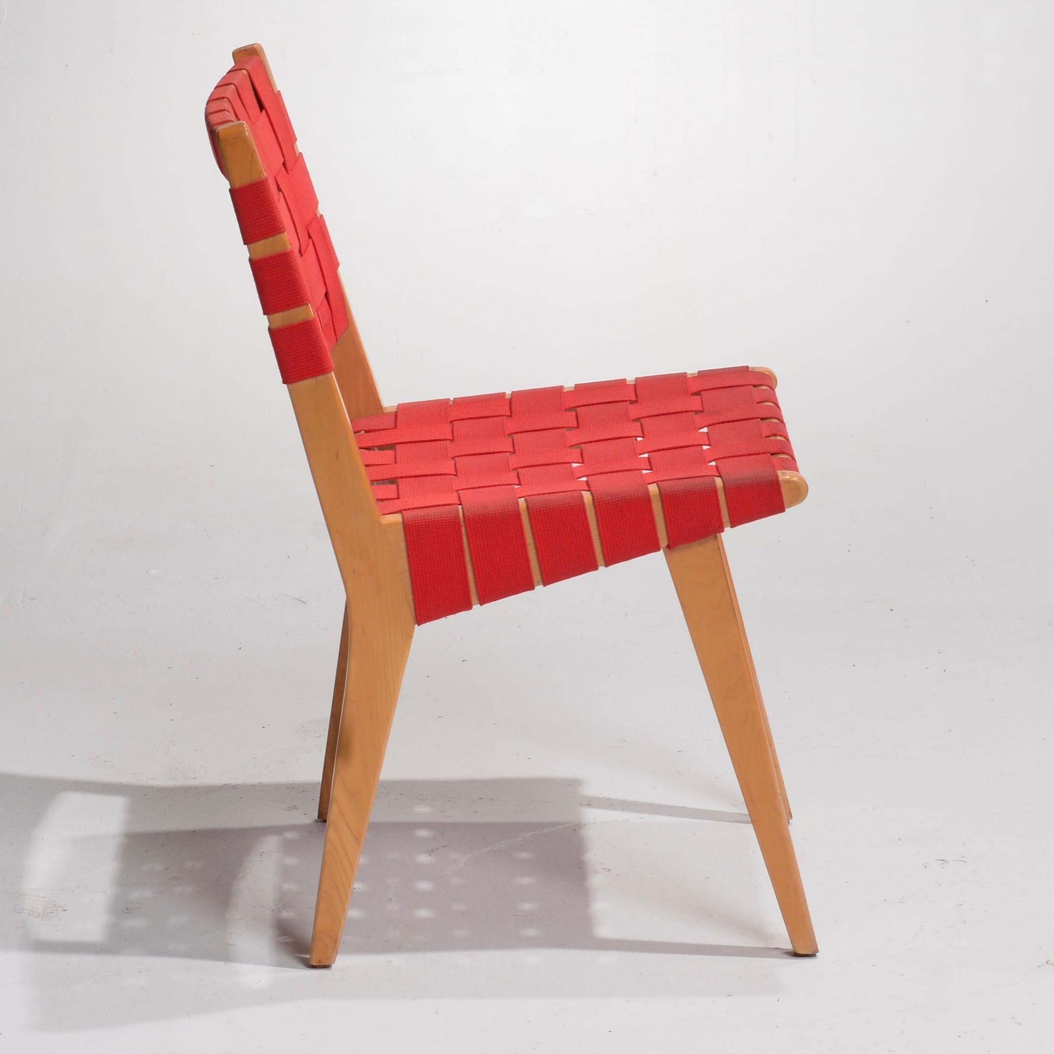Voici la chaise d'appoint Risom de Knoll - une icône intemporelle du design moderne !

La chaise d'appoint Risom de Knoll est un véritable témoignage de l'héritage durable du design de meubles modernes. Créée par le designer danois Jens Risom en