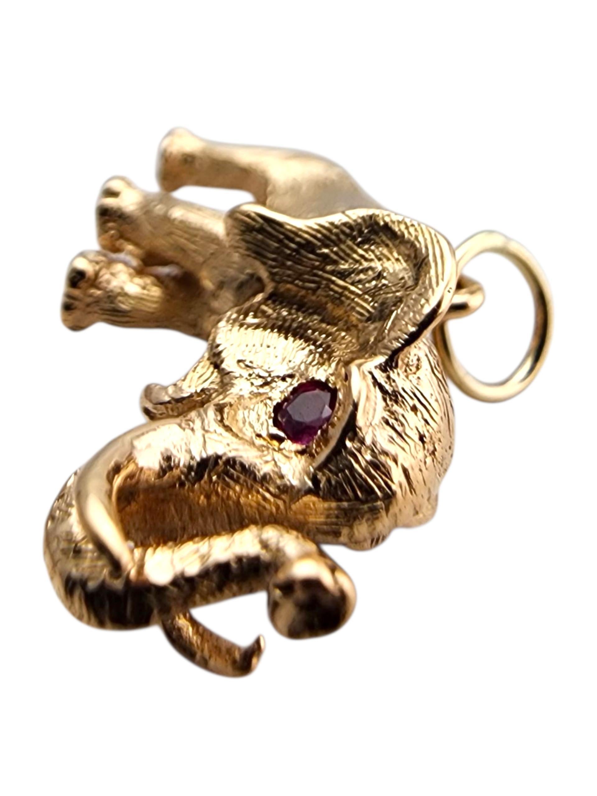 Charm a forma di elefante articolato in oro giallo 13 carati

Questo ciondolo a forma di elefante in oro giallo 13 carati presenta una testa snodabile e occhi rossi sfaccettati che aggiungono movimento e carattere al pezzo. L'artigianato dettagliato
