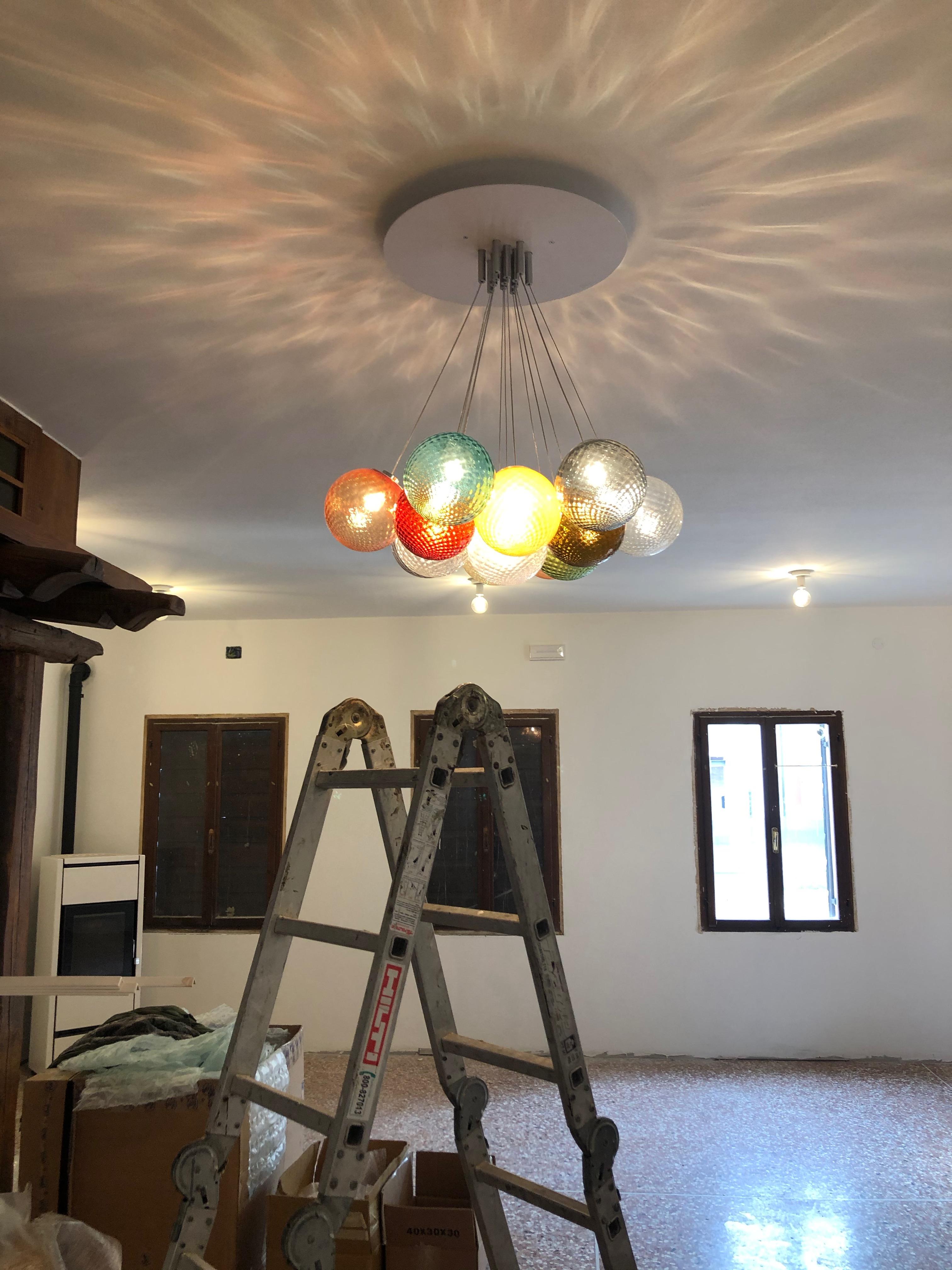 Modern 13 lights ceiling chandelier with colored transparent Murano glass spheres For Sale