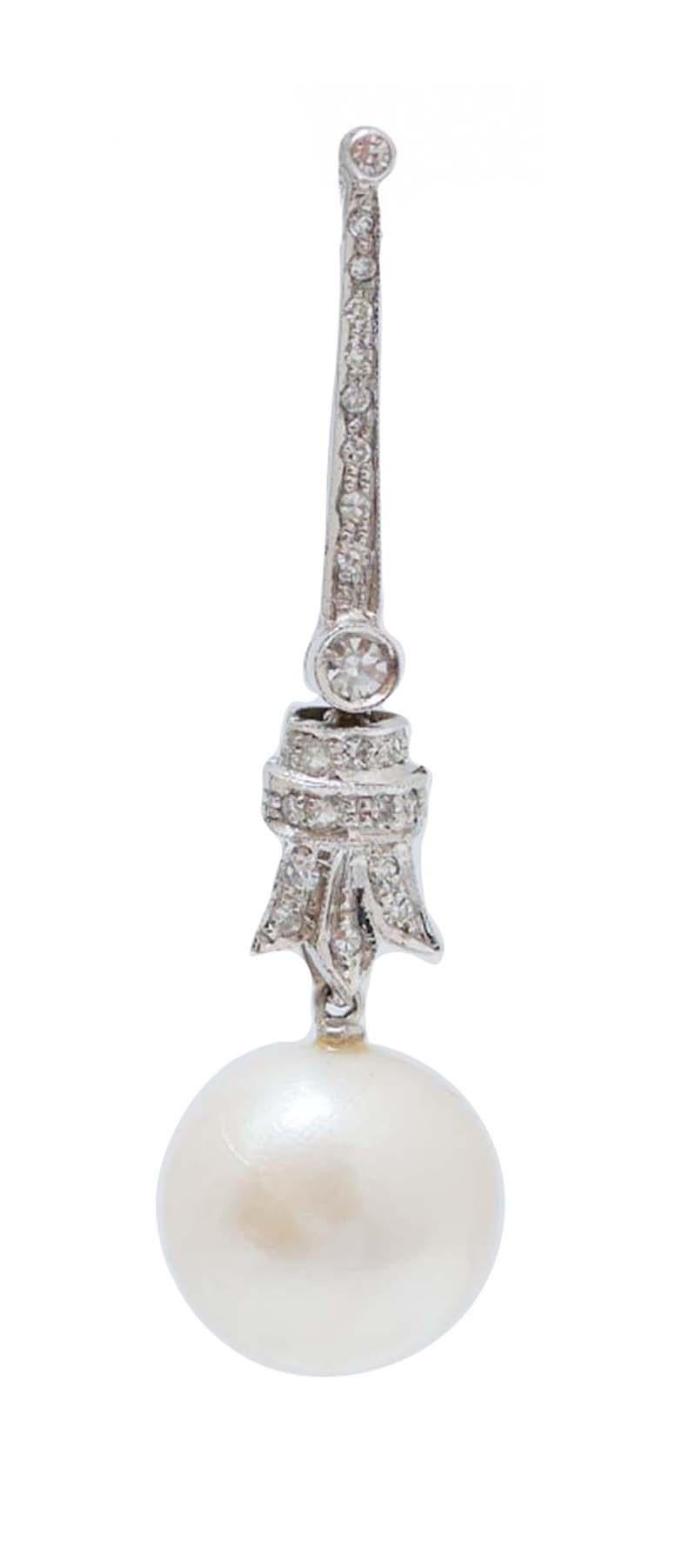 Elegantes boucles d'oreilles pendantes en structure de platine montées de diamants sur toute la longueur et, en pendentif, d'une perle.
Ces boucles d'oreilles ont été entièrement réalisées à la main par des maîtres orfèvres italiens et elles sont en