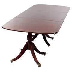 Mesa de comedor de caoba de 13' con tres pedestales y bandas cruzadas 20thC