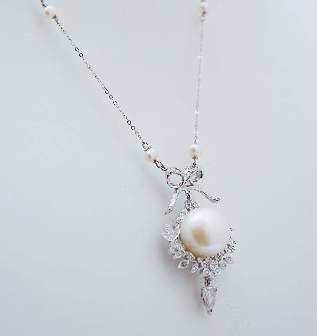 Rétro Collier de perles de 13 mm, diamants, perles, pendentifs en platine et or blanc. en vente