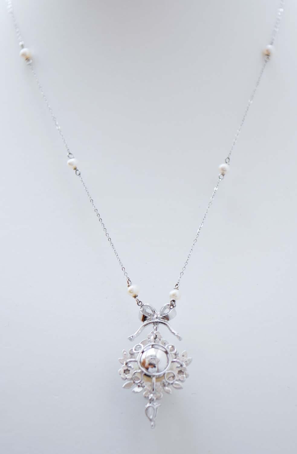 Taille mixte Collier de perles de 13 mm, diamants, perles, pendentifs en platine et or blanc. en vente