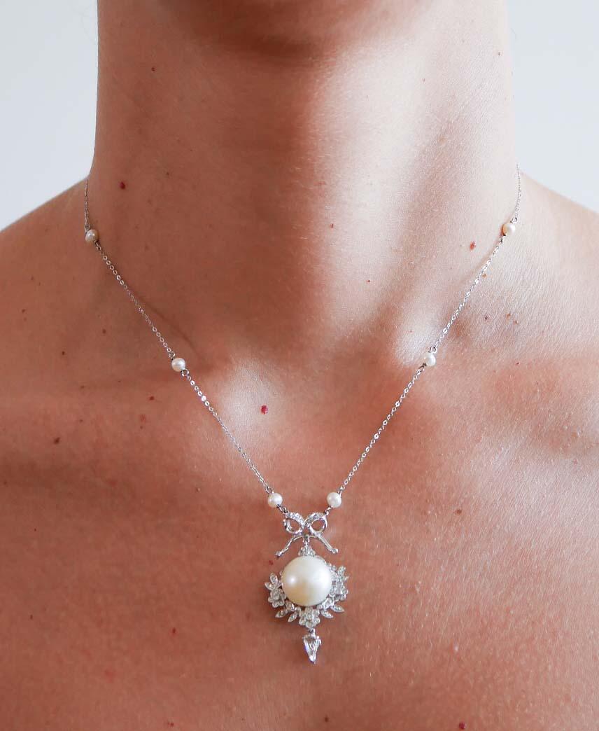 Collier de perles de 13 mm, diamants, perles, pendentifs en platine et or blanc. Pour femmes en vente
