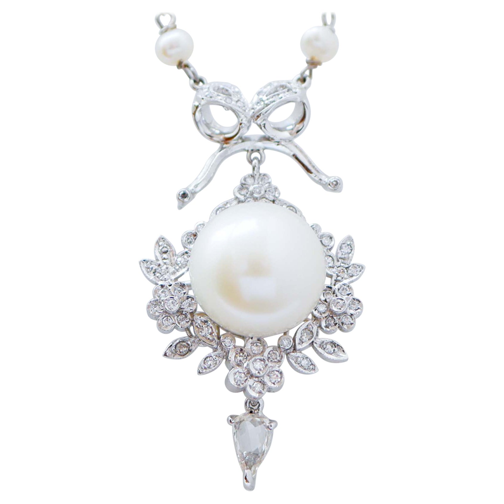 Collier de perles de 13 mm, diamants, perles, pendentifs en platine et or blanc. en vente