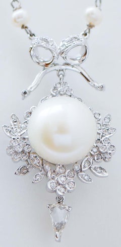 Collier de perles de 13 mm, diamants, perles, pendentifs en platine et or blanc.