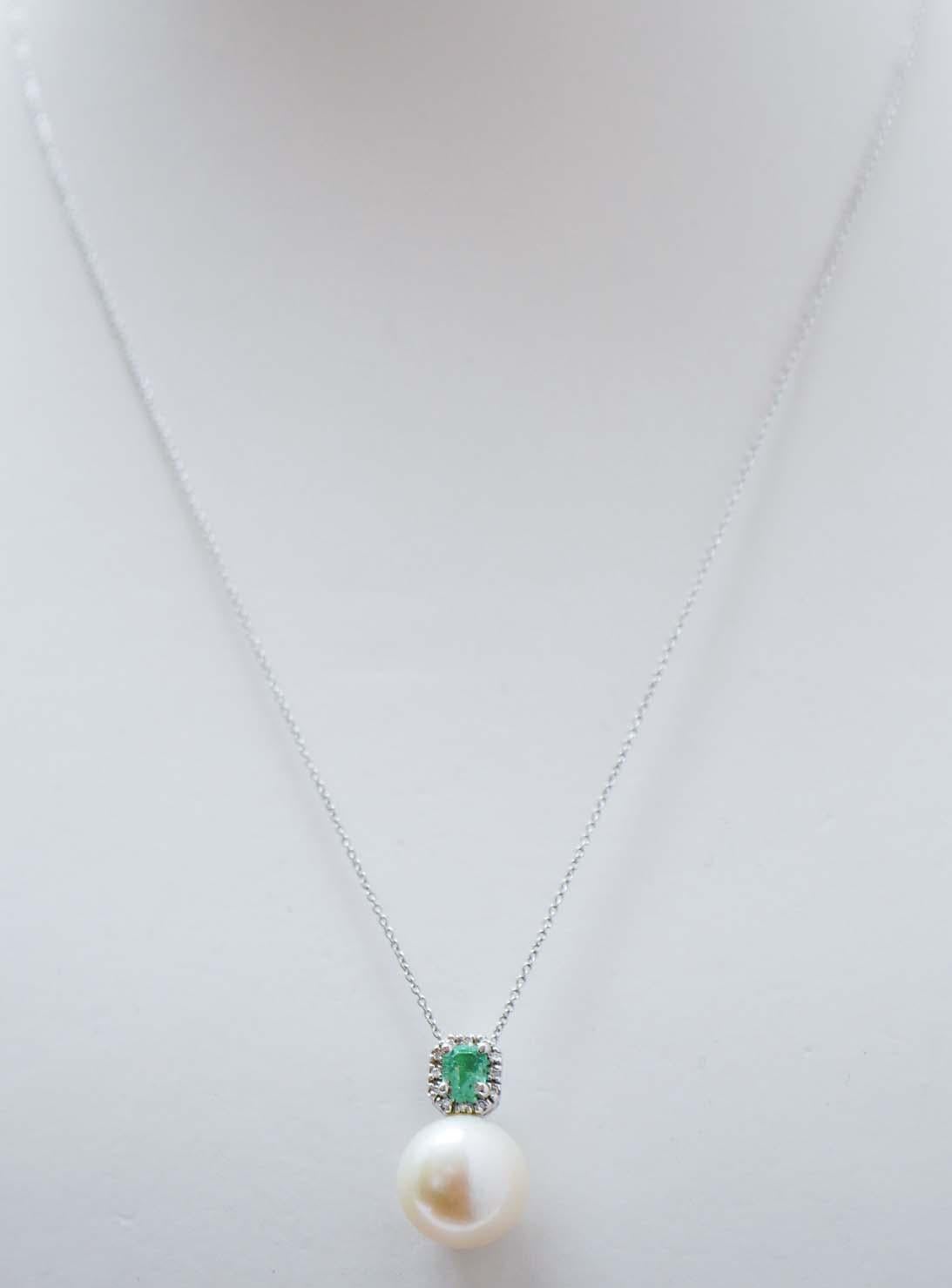 Étonnant collier pendentif en structure d'or blanc 18 kt monté d'une émeraude entourée de diamants et, en dessous, d'une perle. La chaîne est incluse.
Diamants 0,08 ct
Émeraude 0,49 ct
Perle 2.80 gr
Poids total 5.20 gr
RF    G   