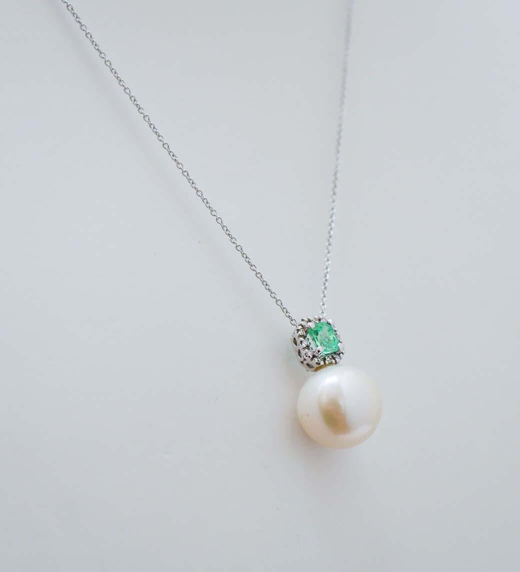 Moderne Collier de perles de 13 mm, émeraudes, diamants, pendentifs en or blanc 18 carats. en vente
