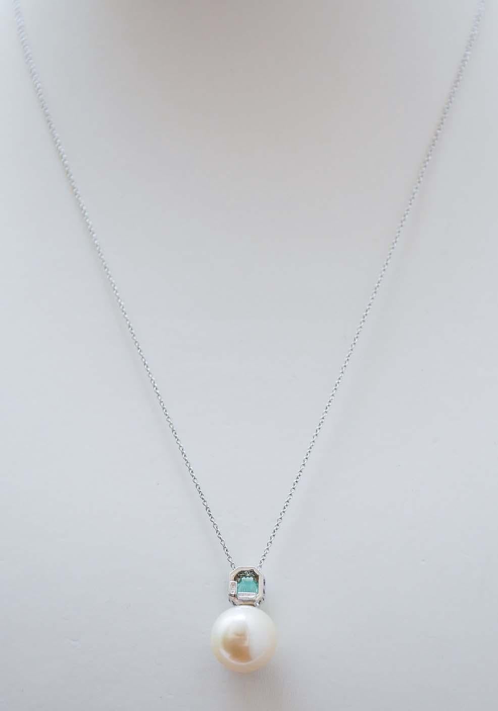 Taille mixte Collier de perles de 13 mm, émeraudes, diamants, pendentifs en or blanc 18 carats. en vente