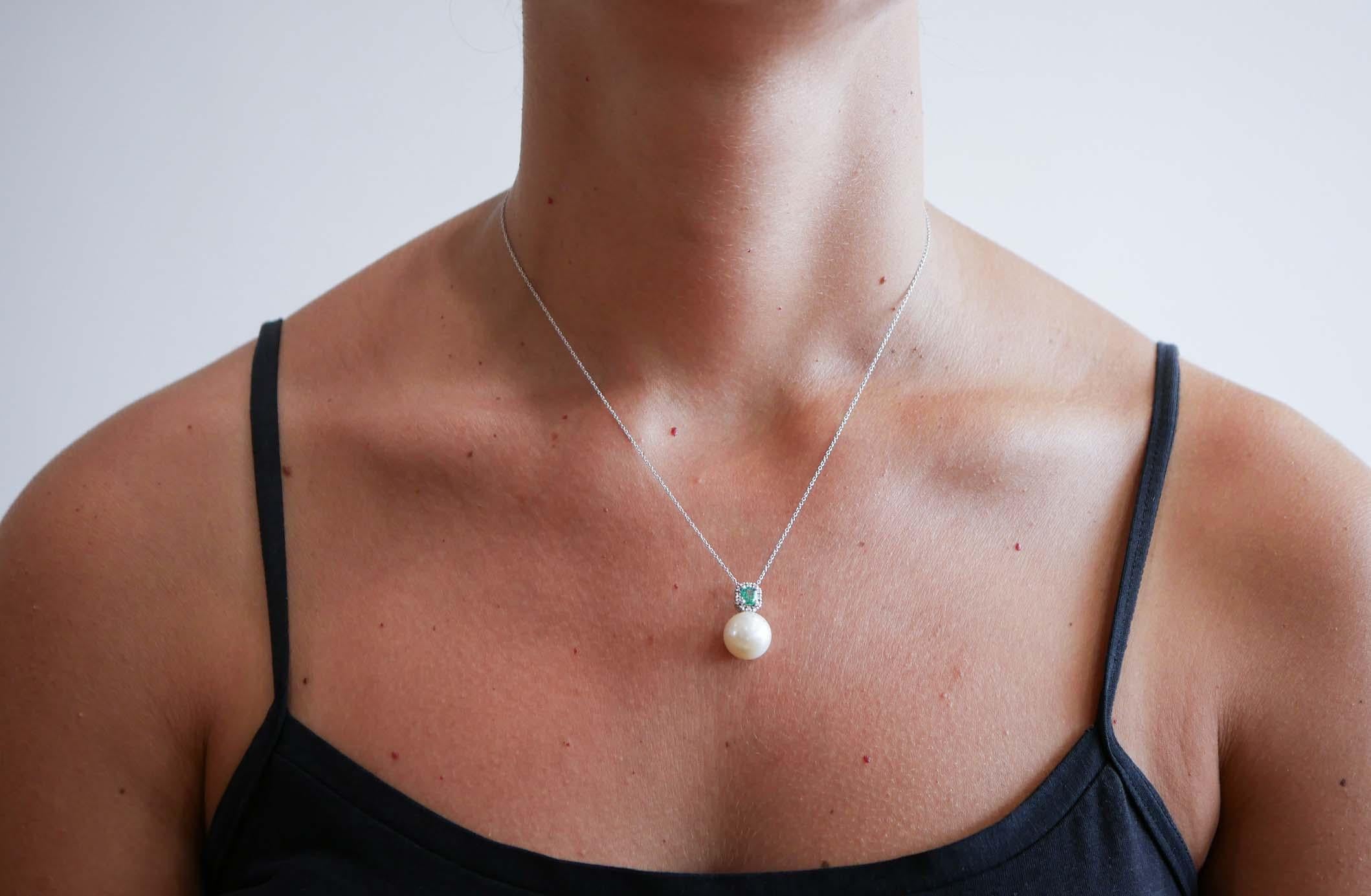 Collier de perles de 13 mm, émeraudes, diamants, pendentifs en or blanc 18 carats. Neuf - En vente à Marcianise, Marcianise (CE)