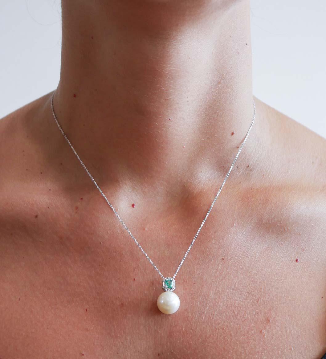 Collier de perles de 13 mm, émeraudes, diamants, pendentifs en or blanc 18 carats. Pour femmes en vente