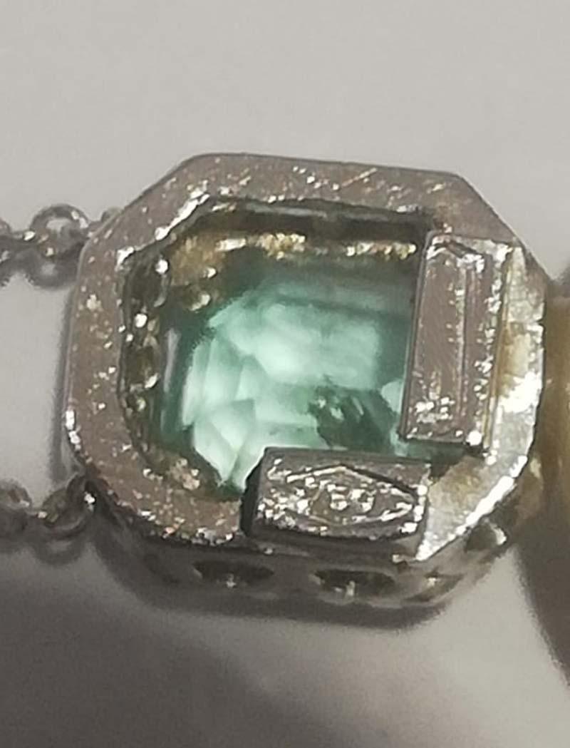 Collier de perles de 13 mm, émeraudes, diamants, pendentifs en or blanc 18 carats. en vente 1