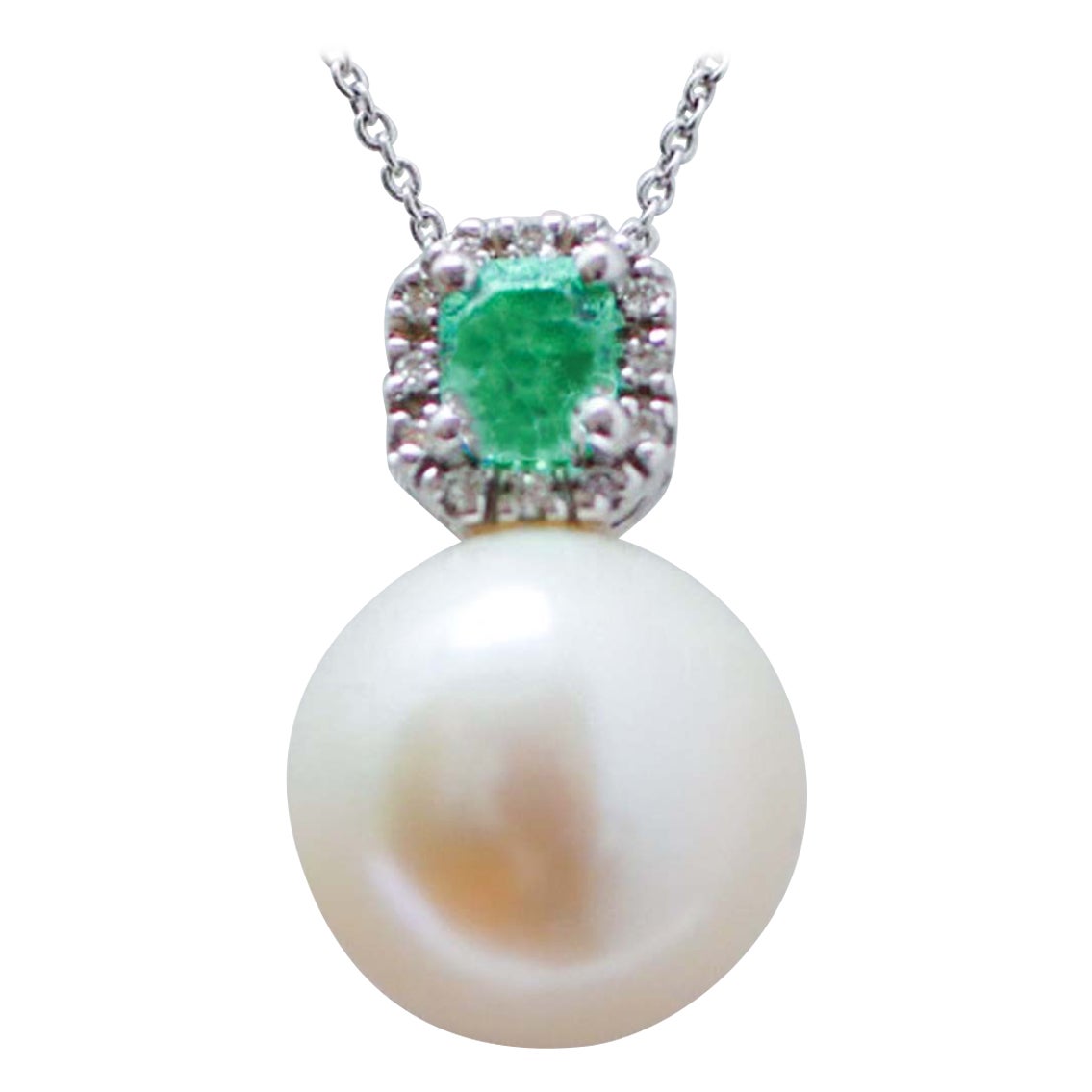 Collier de perles de 13 mm, émeraudes, diamants, pendentifs en or blanc 18 carats. en vente