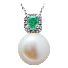 Collana con perle da 13 mm, smeraldo, diamanti e oro bianco da 18 carati.