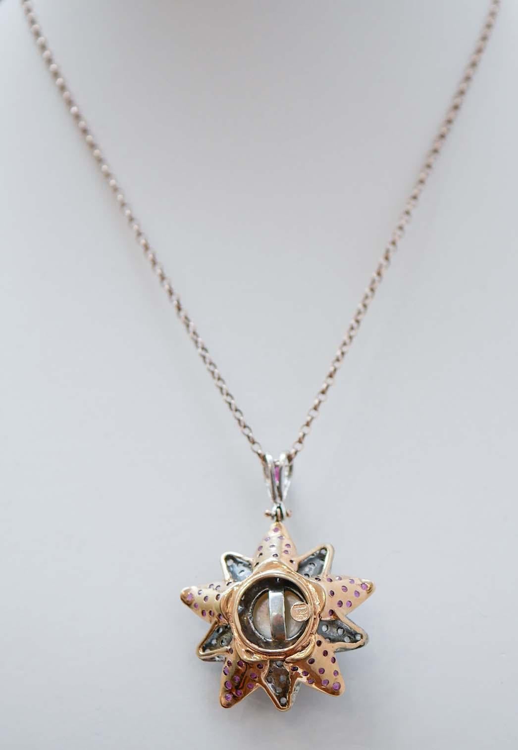 Taglio misto Perla da 13 mm, rubini, diamanti, ciondolo a forma di fiore in oro rosa 14 carati e argento. in vendita