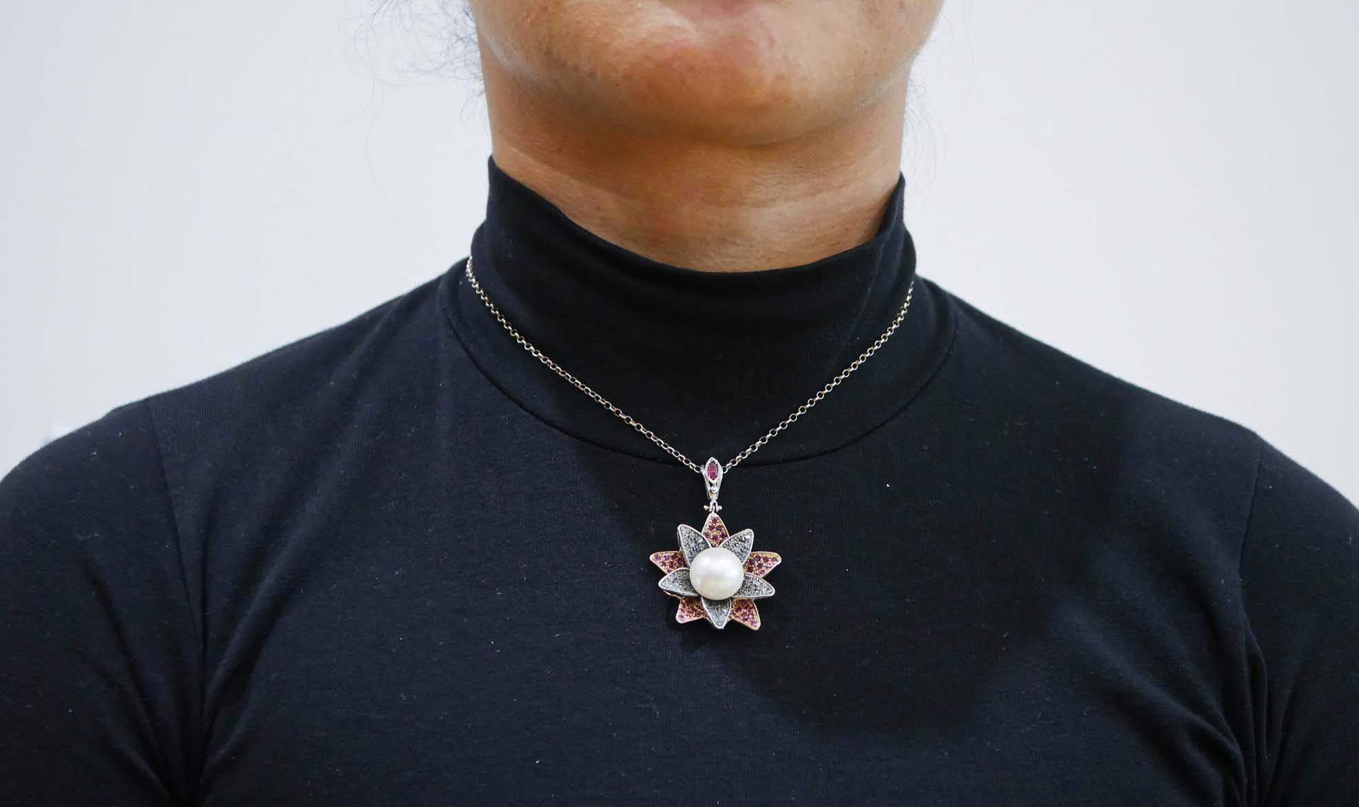 Perla da 13 mm, rubini, diamanti, ciondolo a forma di fiore in oro rosa 14 carati e argento. In condizioni buone in vendita a Marcianise, Marcianise (CE)