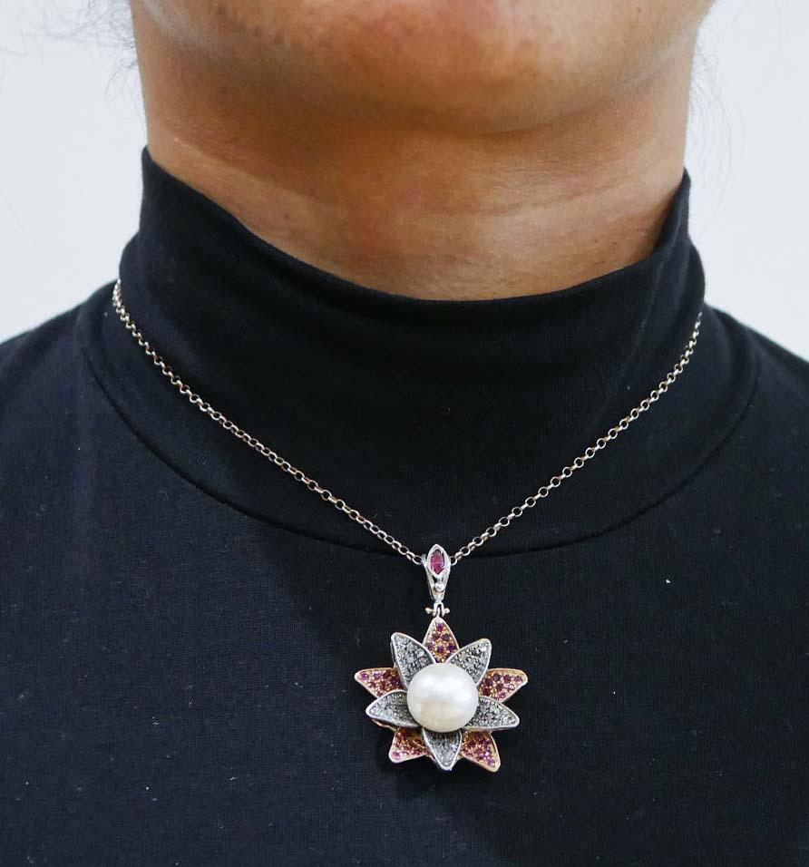Donna Perla da 13 mm, rubini, diamanti, ciondolo a forma di fiore in oro rosa 14 carati e argento. in vendita