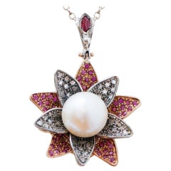 Perla da 13 mm, rubini, diamanti, ciondolo a forma di fiore in oro rosa 14 carati e argento.