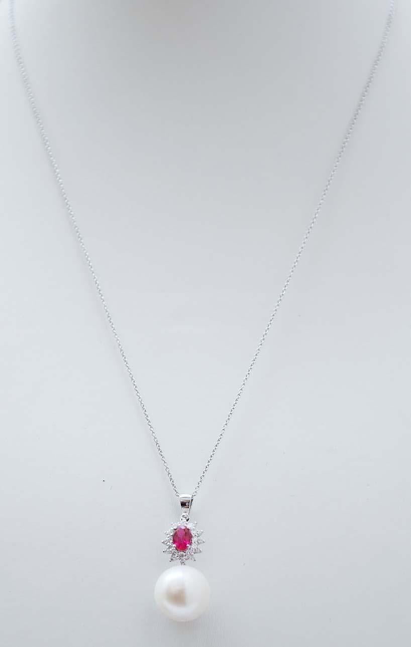 Precioso collar colgante en estructura de oro blanco de 18 kt montado con un rubí central rodeado por un marco de diamantes.
Como colgante, una perla.
La cadena está incluida.
Diamantes 0.37 ct
Rubí 0,54 ct
Perla 2,90 gr
Peso total 5.80 gr
RF   G   