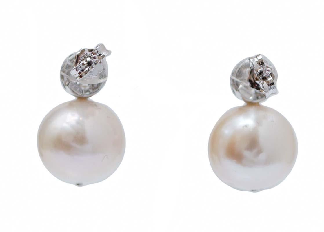 Rétro Boucles d'oreilles en perles de 13 mm, diamants, or blanc 14 carats. en vente