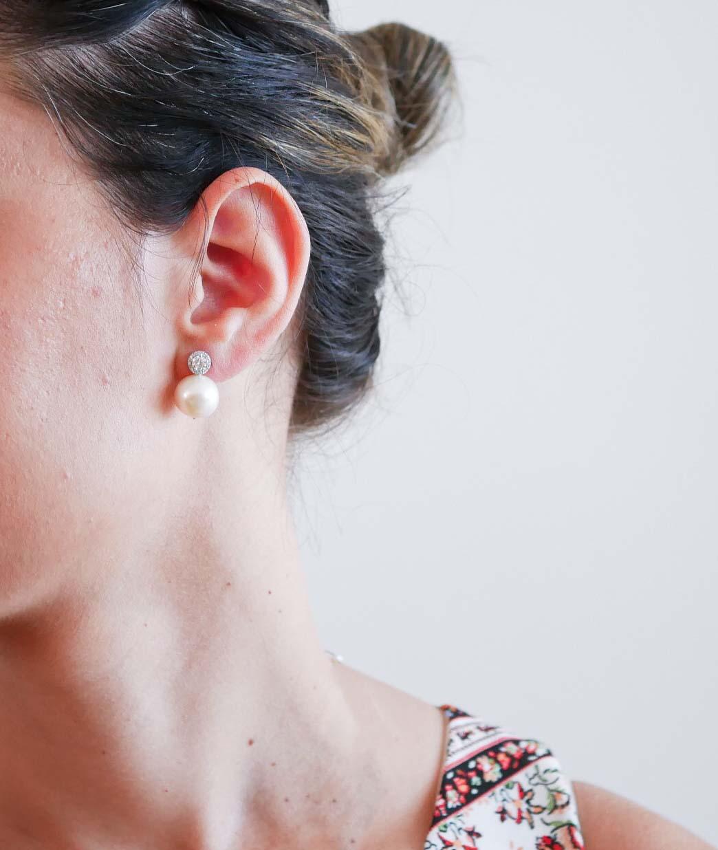 Taille mixte Boucles d'oreilles en perles de 13 mm, diamants, or blanc 14 carats. en vente