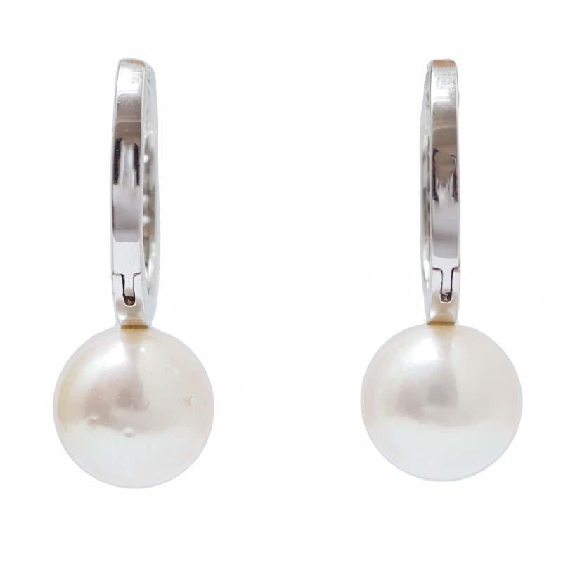 Moderno Orecchini moderni con perle da 13 mm, diamanti e oro bianco da 18 carati. in vendita