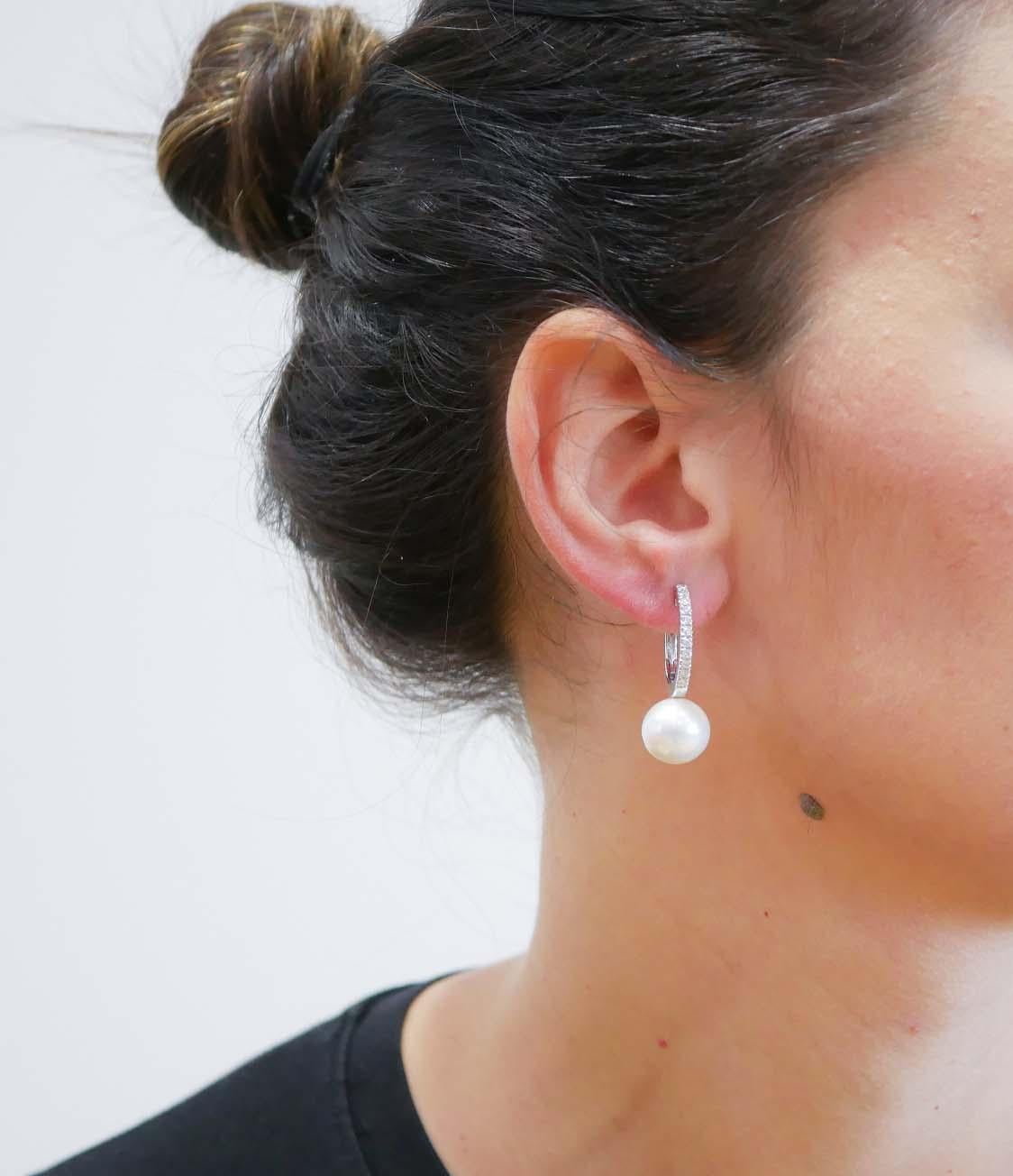 Taglio brillante Orecchini moderni con perle da 13 mm, diamanti e oro bianco da 18 carati. in vendita