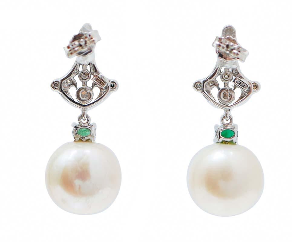 Rétro 13 Mm Perle, diamanti, smeraldi,  Orecchini in oro bianco 14 carati. in vendita