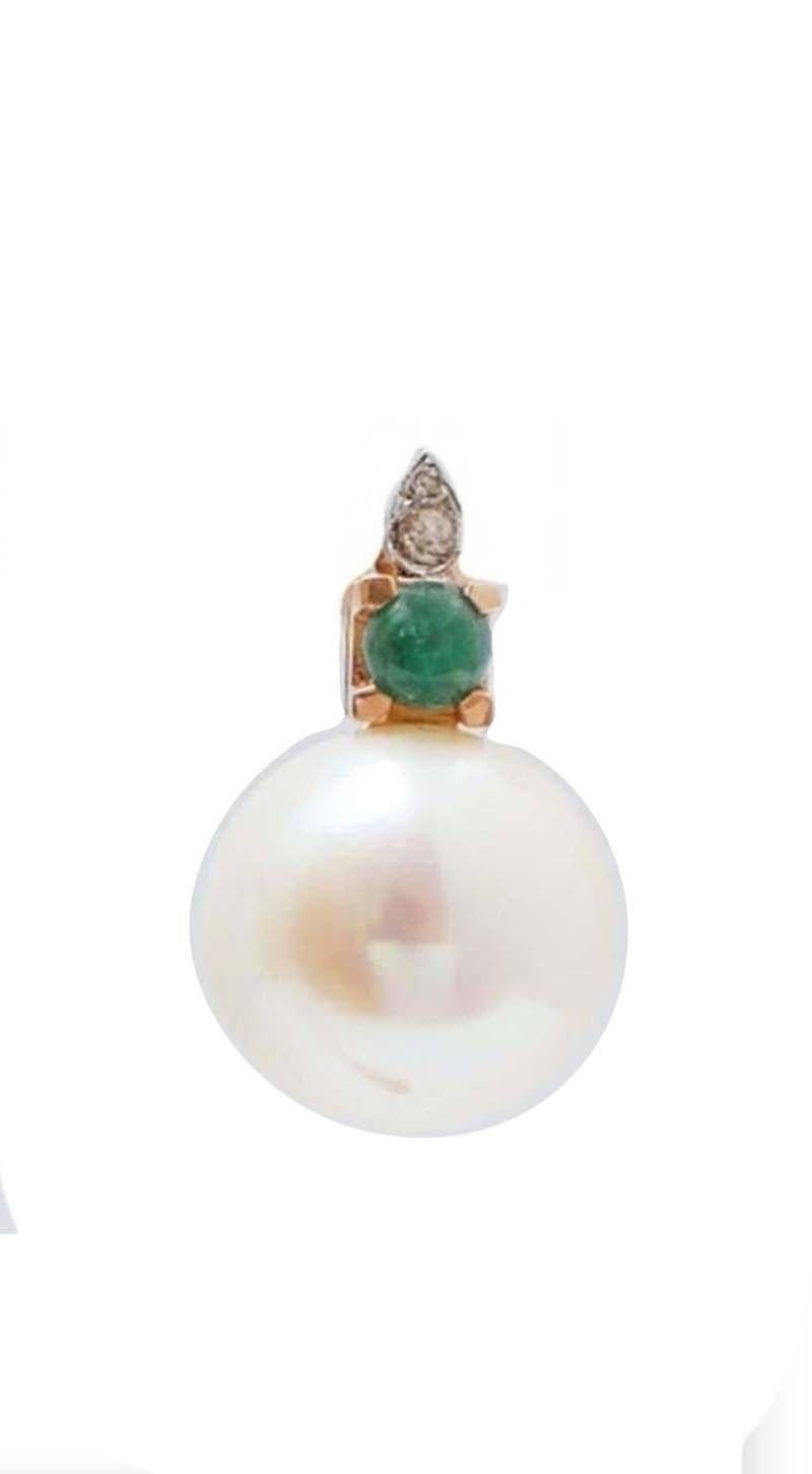 Belles boucles d'oreilles en structure d'or rose 14 kt montées avec une feuille en or blanc sertie de diamants et, en dessous, une émeraude. Comme pendentif, une perle.
Diamants 0,07 ct
Émeraudes 0,79 ct
Perles 6.00 gr
Poids total 7.70 gr
RF 
