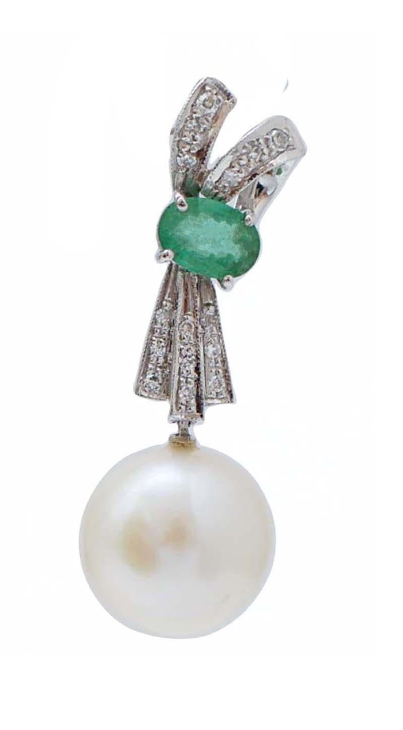 Superbes boucles d'oreilles en structure de platine montées avec des diamants et une émeraude et, en pendentif, une perle.
Ces boucles d'oreilles ont été entièrement réalisées à la main par des maîtres orfèvres italiens et elles sont en parfait