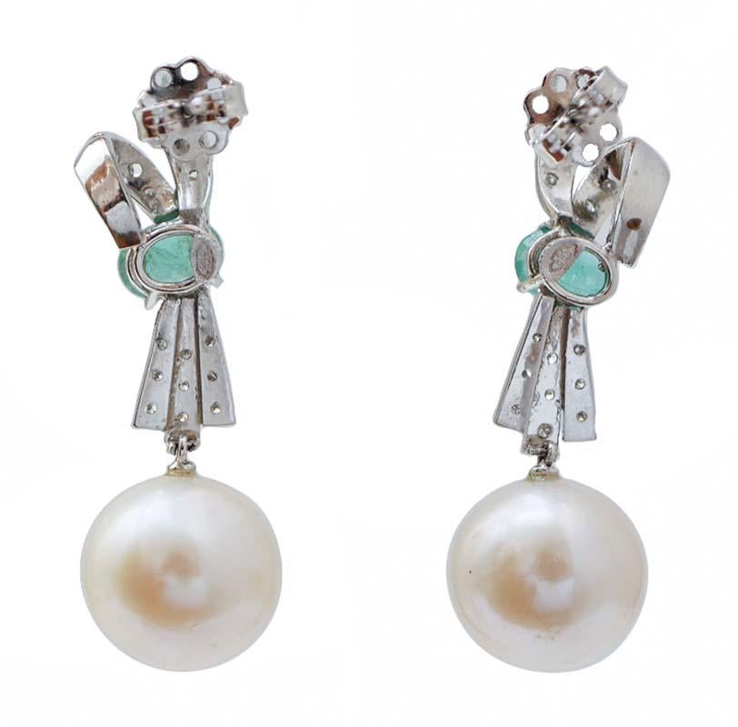 Rétro Boucles d'oreilles en perles de 13 mm, émeraudes, diamants, platine. en vente