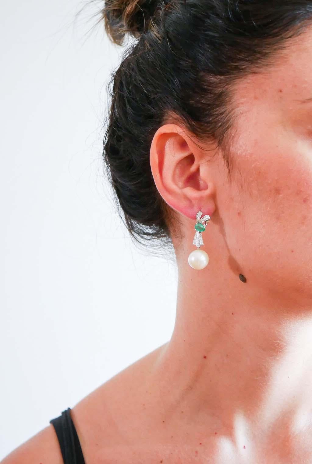 Taille mixte Boucles d'oreilles en perles de 13 mm, émeraudes, diamants, platine. en vente