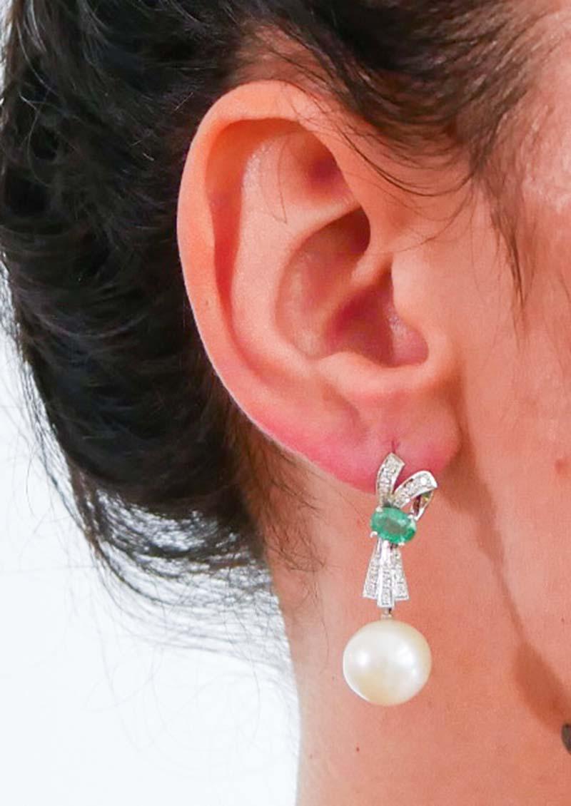 Boucles d'oreilles en perles de 13 mm, émeraudes, diamants, platine. Bon état - En vente à Marcianise, Marcianise (CE)