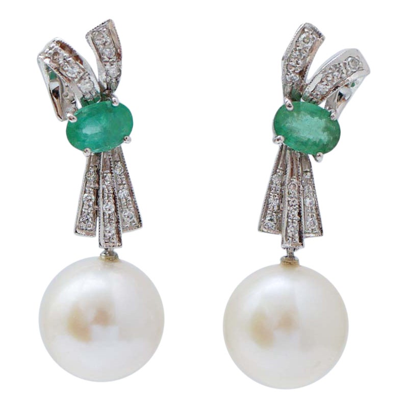 Orecchini di 13 mm con perle, smeraldi, diamanti e platino. in vendita