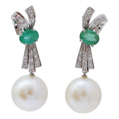 Boucles d'oreilles en perles de 13 mm, émeraudes, diamants, platine.