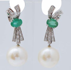 Boucles d'oreilles en perles de 13 mm, émeraudes, diamants, platine.