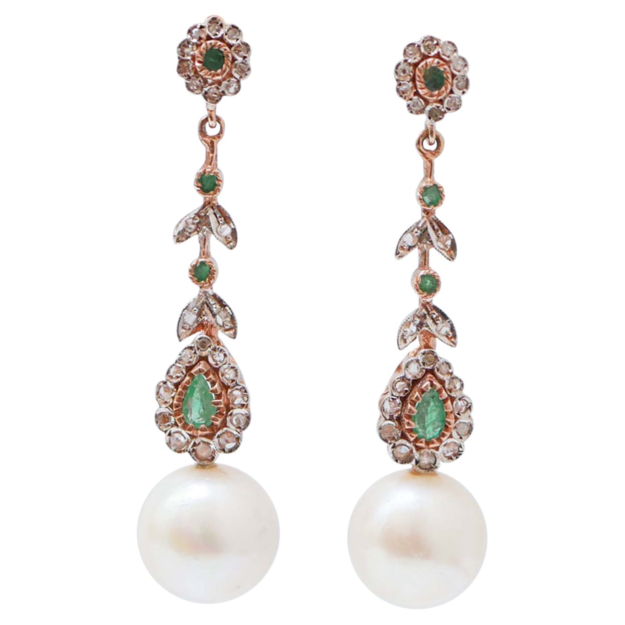 Orecchini da 13 mm con perle, smeraldi, diamanti, oro rosa e argento.