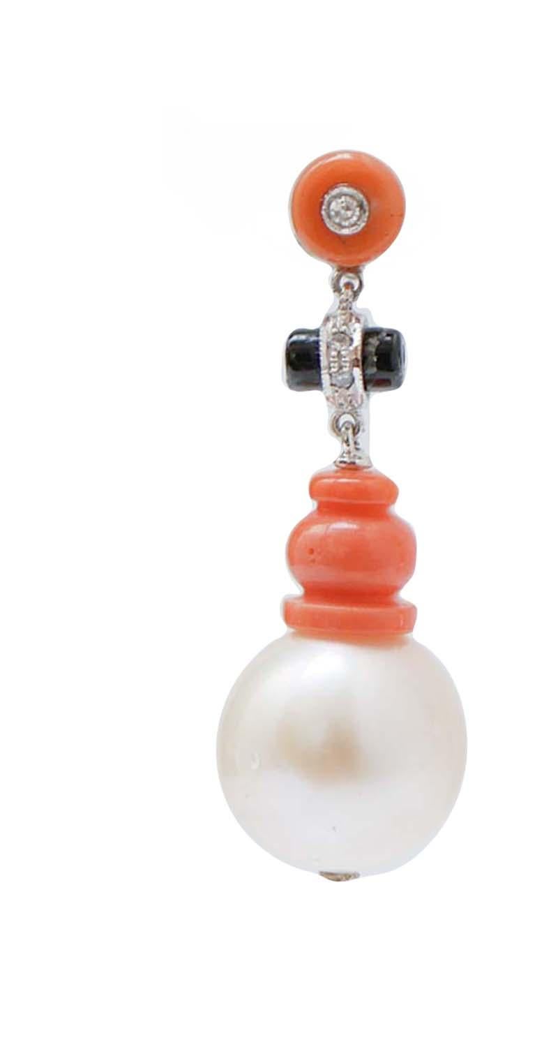 Amazing earrings in platinum structure mounted with a coral and a diamond in the upper part. In the middle, a structure with diamonds, onyx and coral. In the final part, a pearl.
These earrings were totally handmade by Italian master goldsmiths and