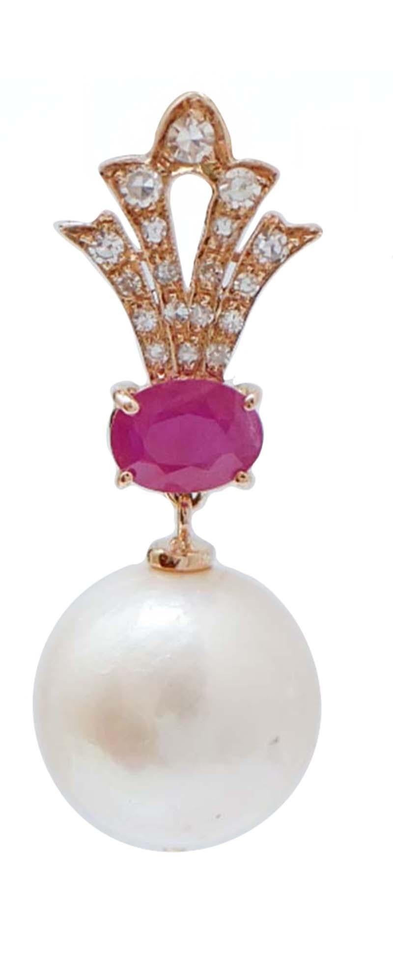 Fantásticos pendientes colgantes de estructura de oro rosa de 14 kt montados con diamantes en la parte superior; en el centro, un rubí y, como colgante, una perla.
Estos pendientes fueron hechos totalmente a mano por maestros orfebres italianos y