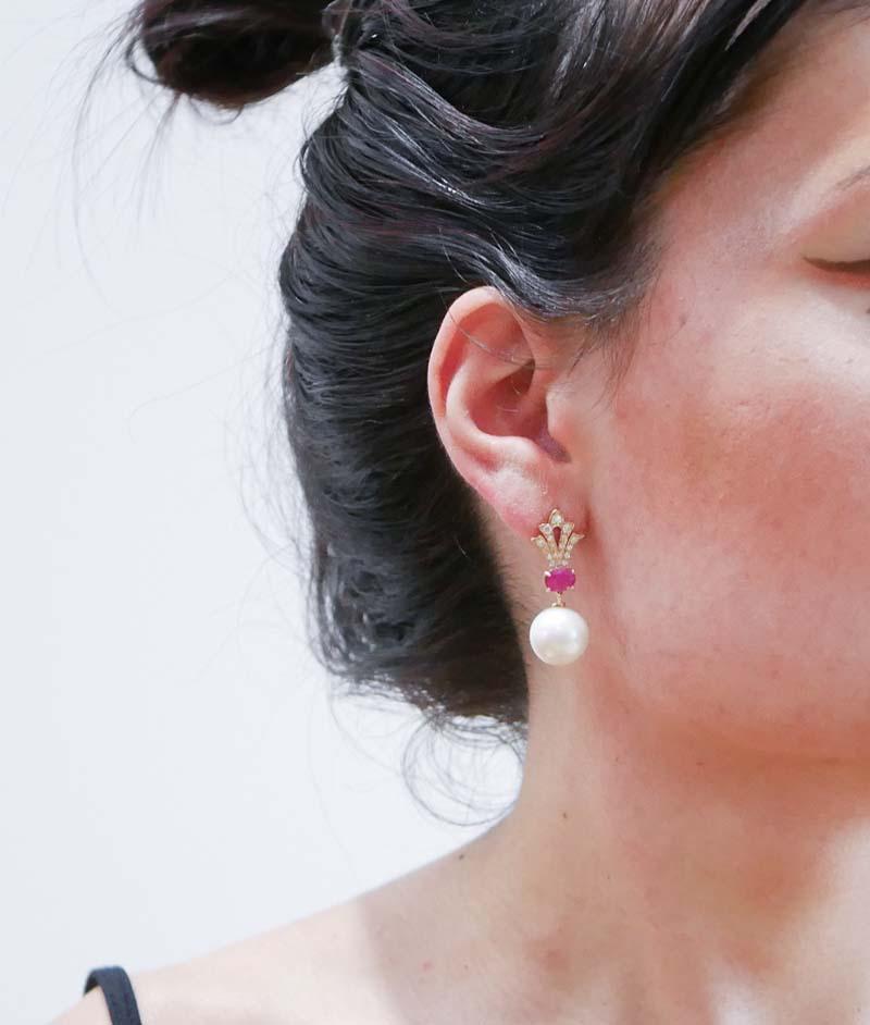 Pendientes de perlas de 13 mm, rubíes, diamantes y oro rosa de 14 quilates. Corte mixto