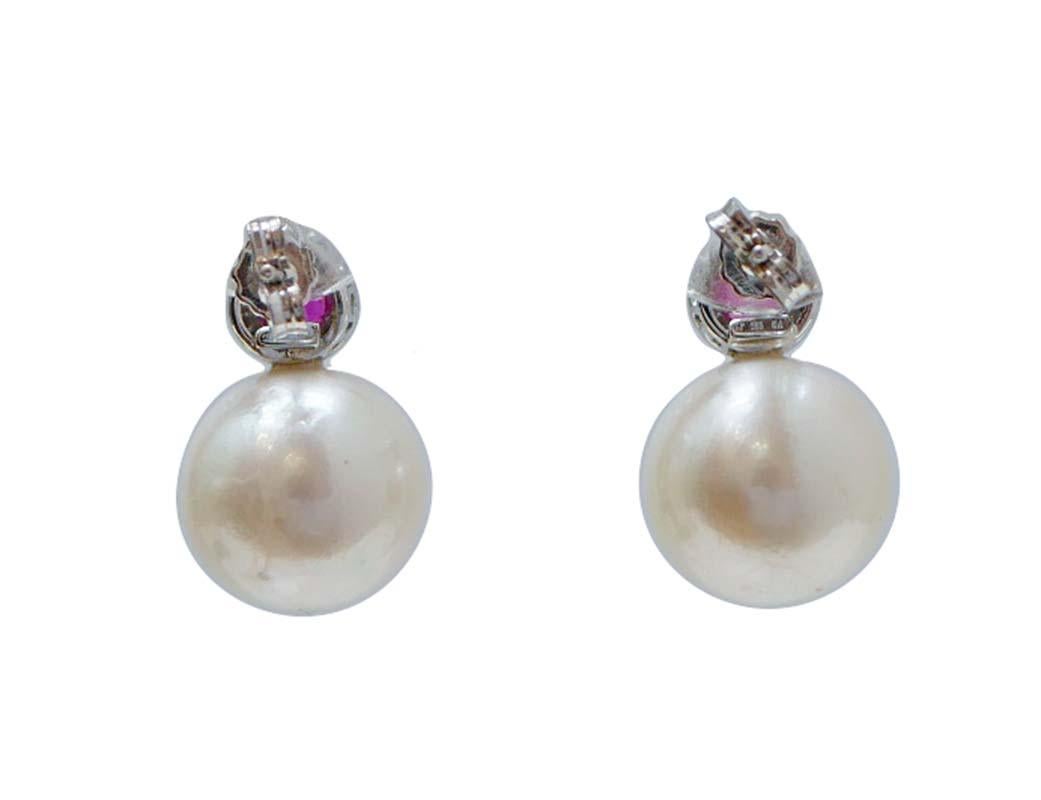 Rétro Orecchini da 13 mm con perle, rubini, diamanti, oro bianco 14 carati. in vendita