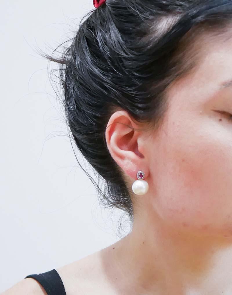 Taglio misto Orecchini da 13 mm con perle, rubini, diamanti, oro bianco 14 carati. in vendita