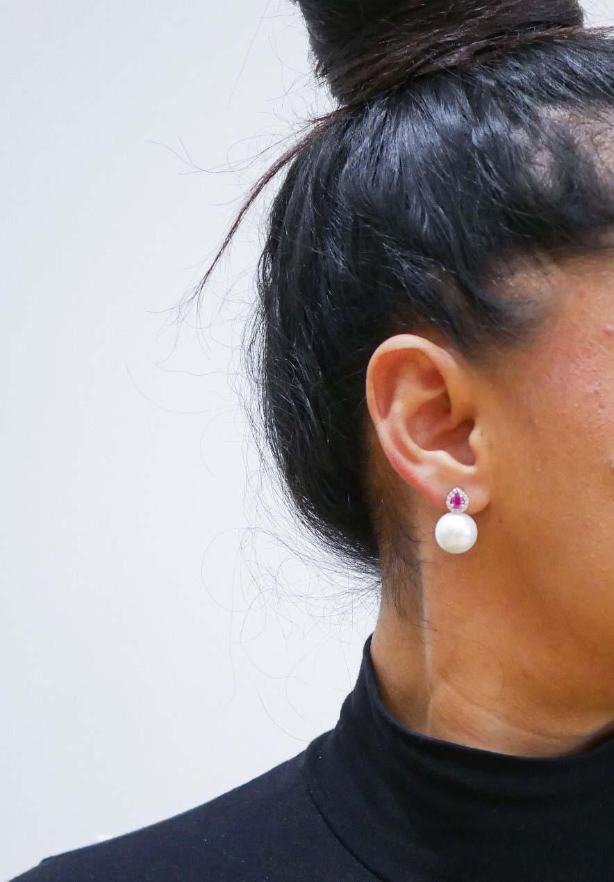 Taglio misto Orecchini da 13 mm con perle, rubini, diamanti, oro bianco 14 carati. in vendita