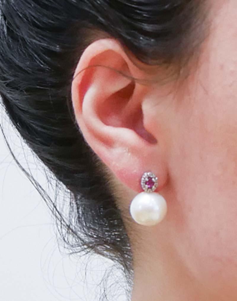 Orecchini da 13 mm con perle, rubini, diamanti, oro bianco 14 carati. In condizioni buone in vendita a Marcianise, Marcianise (CE)