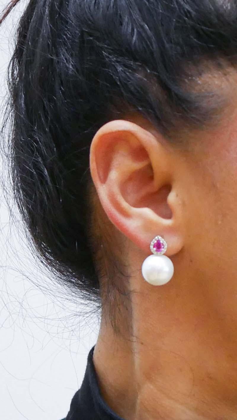 Orecchini da 13 mm con perle, rubini, diamanti, oro bianco 14 carati. In condizioni buone in vendita a Marcianise, Marcianise (CE)